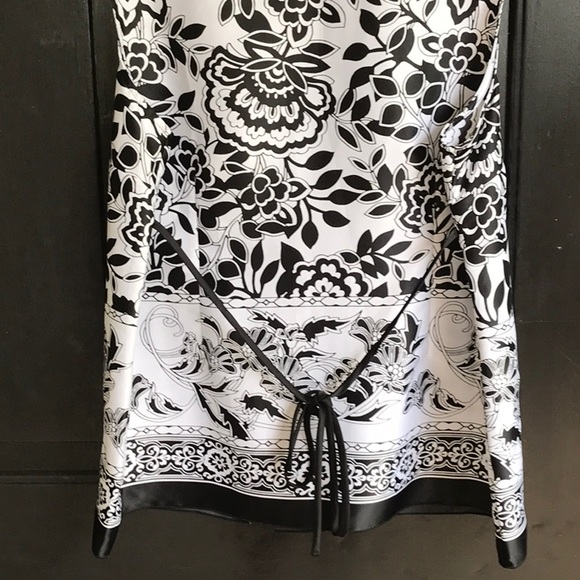 Gorgeous is all I can say about this beautiful black and white top. NWOT - Picture 7 of 10